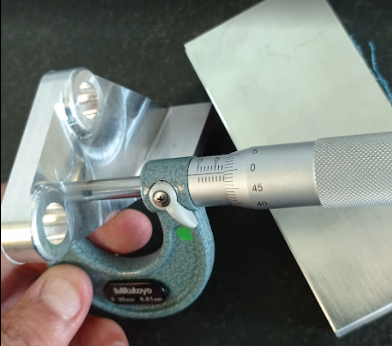 Micrómetro digital marcando exactitud